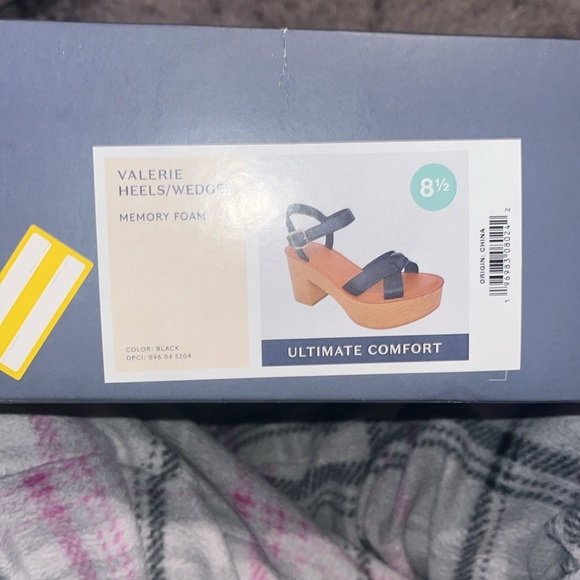 Universal Thread Heels - Picture 3 of 3